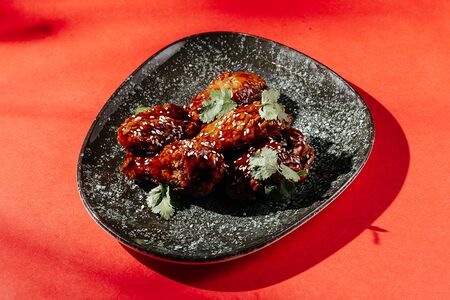 Жареные крылышки в соусе сладкий чили