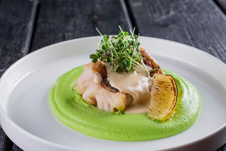 Филе судака с муссом из зеленого горошка