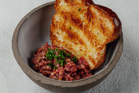 Тартар из говядины, бриошь и пармезан