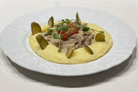 Бефстроганов из говядины с картофельным пюре
