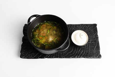 Уха из судака и форели с бочковыми огурцами и сметаной 