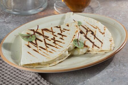 Кесадилья с двумя видами сыра и соусом Цезарь