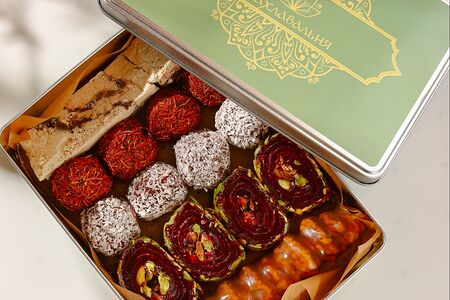 Подарочный набор с халвой, лукумом, чурчхелой и конфетами