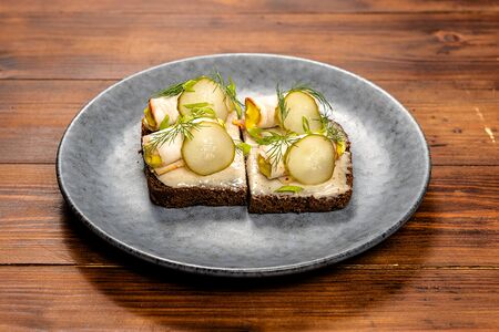 Сморреброд с крученым салом