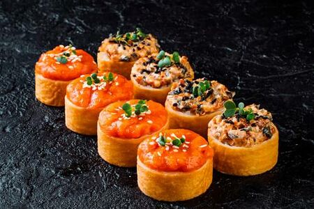 Ролл Дабл фиш с угрём и лососем в темпуре