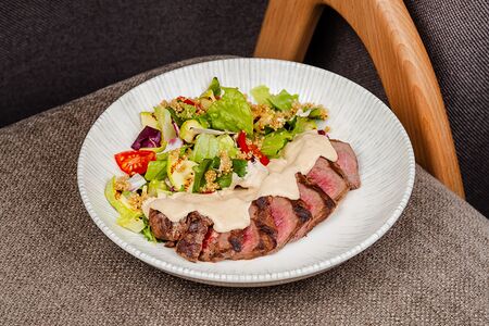 Стейк-салат с киноа