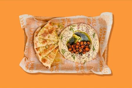 Хумус с зеленым маслом и питой