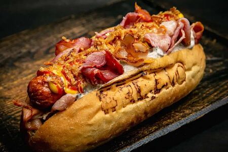 Хот-дог грибной с беконом