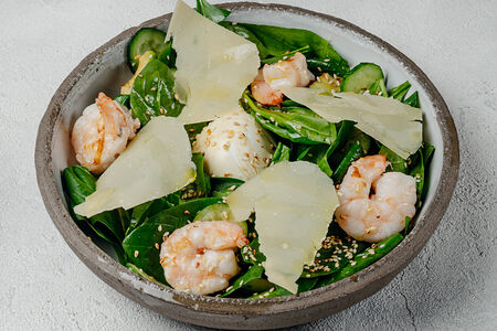 Салат Креветки, шпинат, авокадо и яйцом пашот