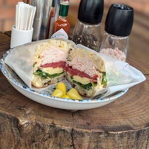 Сэндвич Rocco's Deli индейка с салями