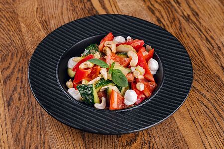 Салат овощной с кремом из сыра и кешью