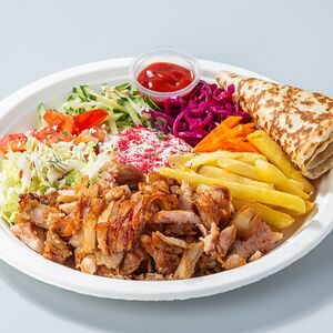 Большая шаверма на тарелке с курицей