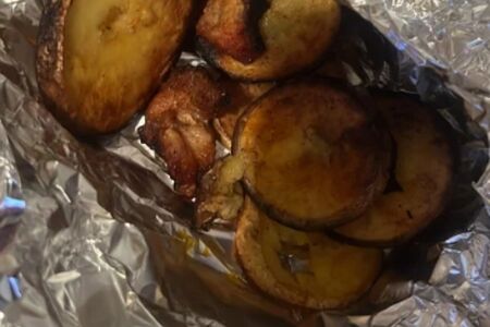 Картофель по-деревенски с чесноком и зеленью