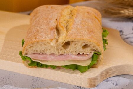 Сэндвич с ветчиной и сыром на чиабатте