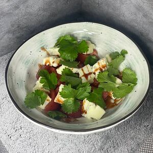 Салат с розовыми томатами и сыром сулугуни