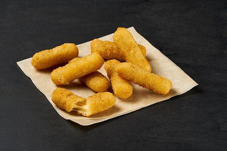 Маленькая порция сырных палочек