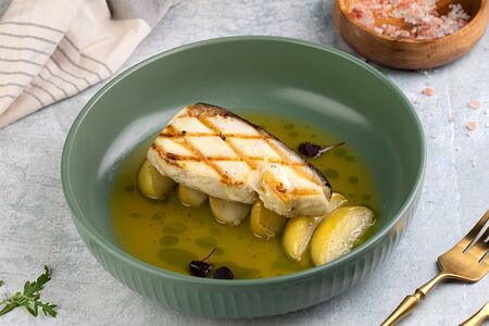 Жареная белая рыба с яблоками