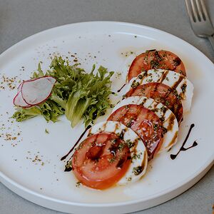 Капрезе из розовых томатов с сыром Моцарелла и соусом Песто