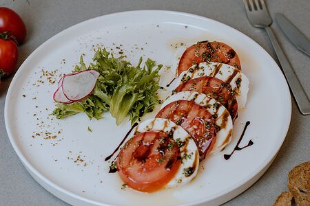 Капрезе из розовых томатов с сыром и соусом