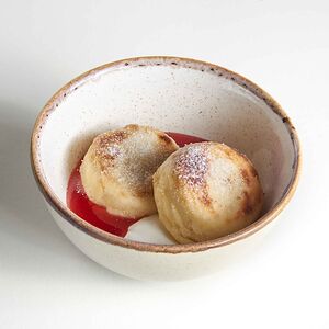 Сырники со сметанкой и малиновым топпингом