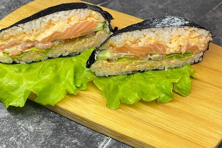 Онигири с лососем