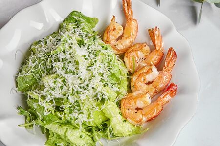 Листья романо с креветками и соусом из авокадо