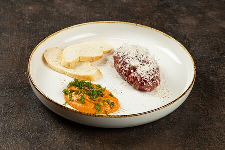 Тартар из говядины c хариссой