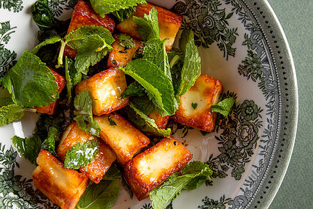 Жареный халуми с мятой и медом