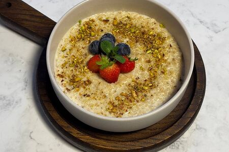 Овсяная каша с ягодами и орехами