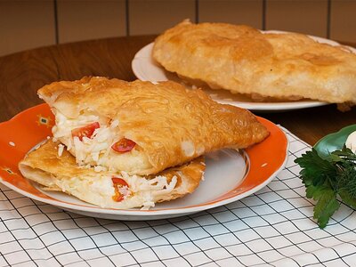 Чебурек с моцареллой и помидорами