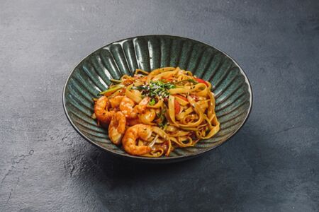 Вок с креветками