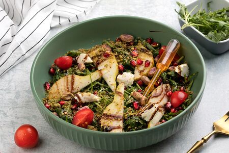 Грушевый салат с фисташками