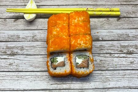 Ролл Калифорния с лососем