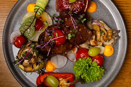 Филе-миньон из телятины с медовыми томатами и сложным гарниром