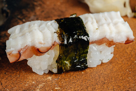 Суши с осьминогом