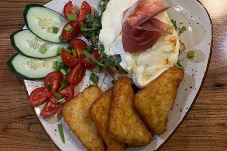 Тост с пармой и хашбраунами