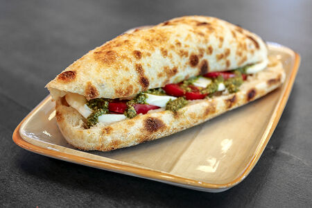 Сандвич томат с моцареллой