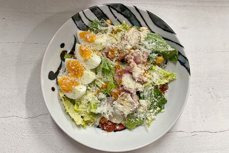 Салат Цезарь с тунцом