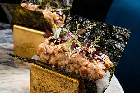 Ролл с угрём, соусами спайси и унаги