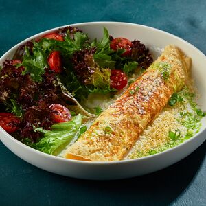 Французский омлет с сыром и зеленым салатом