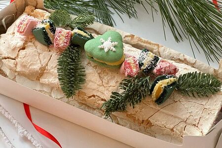 Меренговый рулет с новогодним оформлением