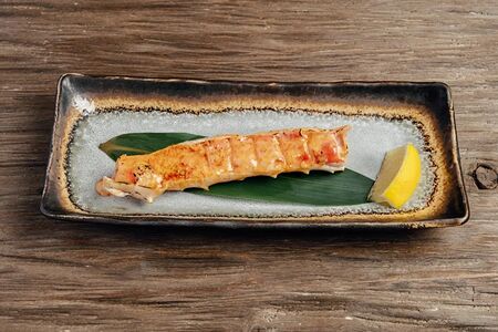 Фаланга краба запеченная c шрирача майо