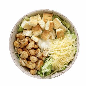 Салат Цезарь с курицей.