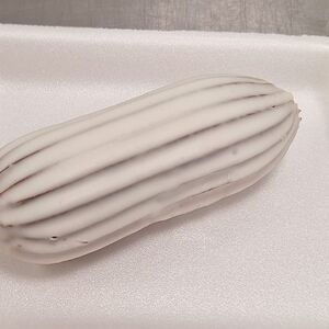 Эклер в белой глазури