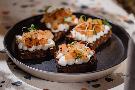 Брускетта с грушей и беконом фри