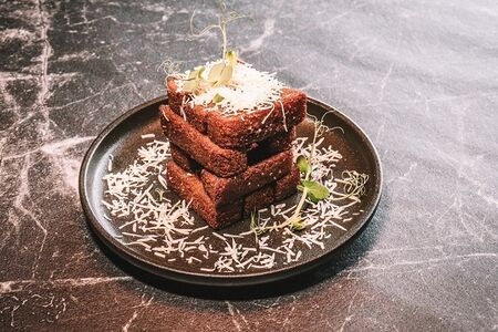 Гренки с чесноком и сыром пармезан