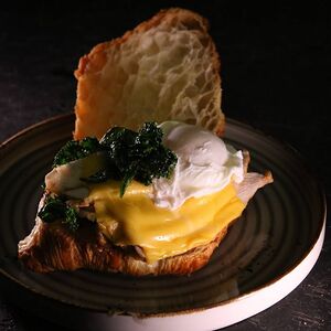 Круассан с индейкой и яйцом пашот