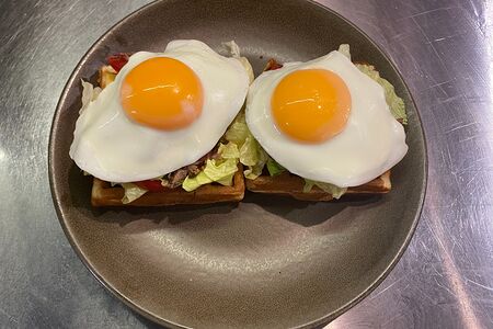 Вафля с мясом и глазуньей