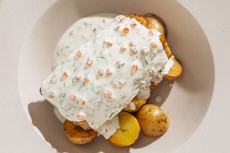 Филе судака с печеным картофелем в сливочно-икорном соусе