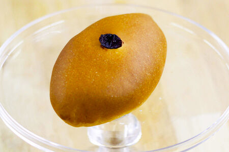 Пирожок с вишней печеный